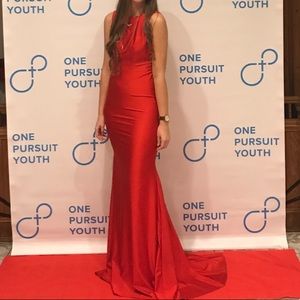 Sleeveless sheath/column backless dress with train